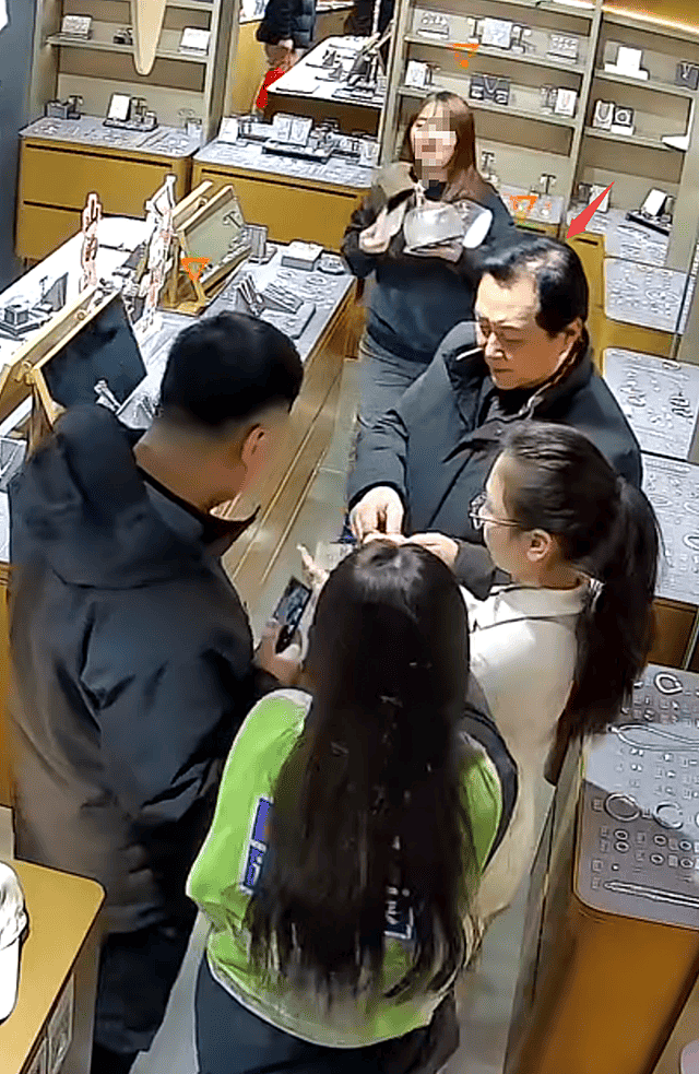 73岁唐国强在长春，长相几十年没变，但秃顶了，买帽子享高级待遇（组图） - 4
