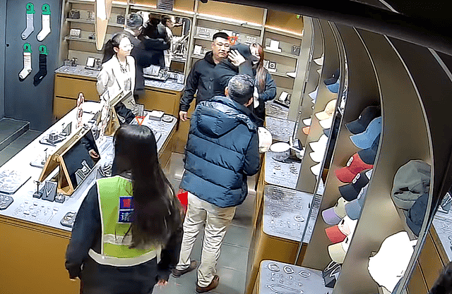 73岁唐国强在长春，长相几十年没变，但秃顶了，买帽子享高级待遇（组图） - 2