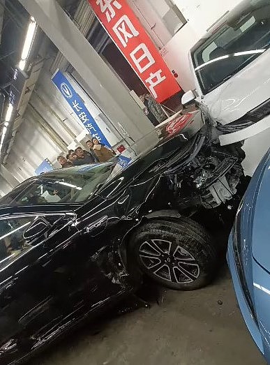 华为“问界”车场突启动乱撞致1伤!监控画面拍曝恐怖过程(视频/组图) - 8