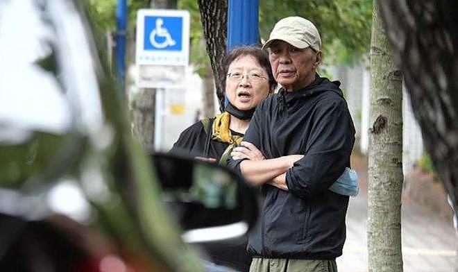 78岁侯孝贤近照,脸颊凹陷瘦了很多,步伐缓慢行动还算稳健(组图) - 7