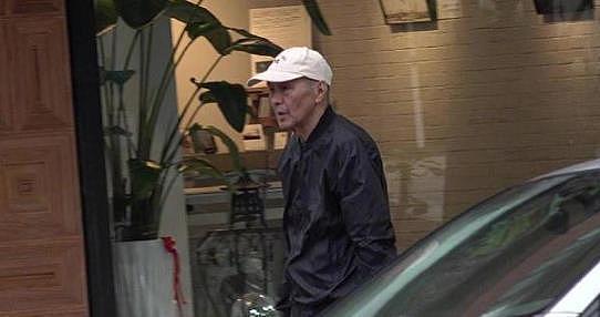 78岁侯孝贤近照,脸颊凹陷瘦了很多,步伐缓慢行动还算稳健(组图) - 4