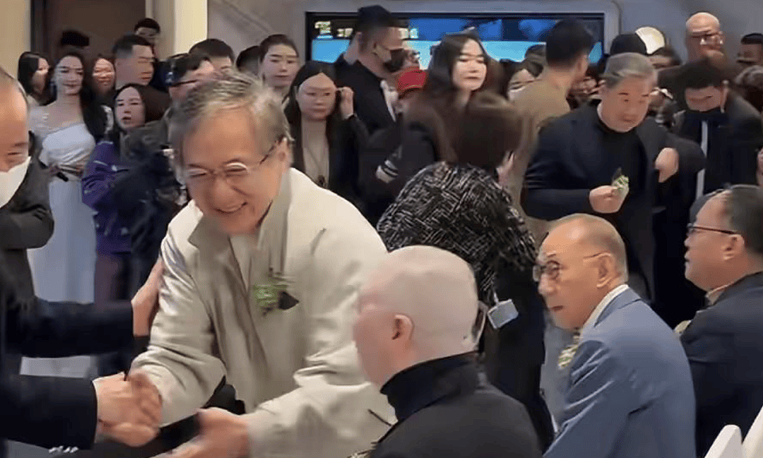 成龙大哥搂美女合影庆生，白发胡子抢镜素颜状态真实，71岁仍然意气风发（组图） - 4