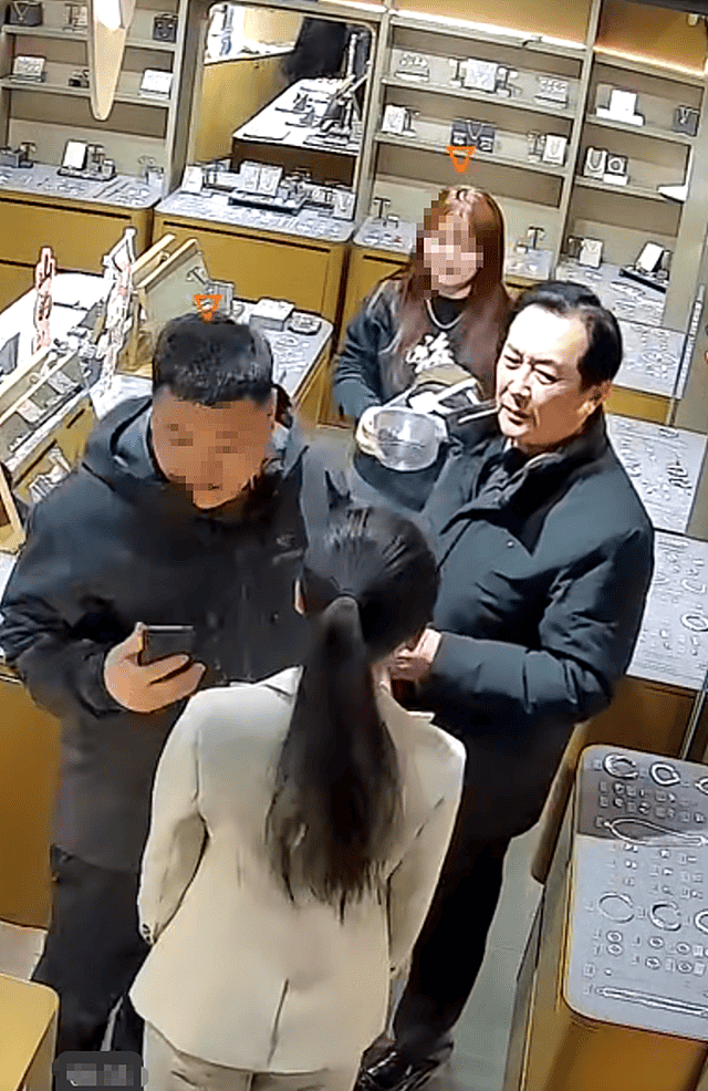 73岁唐国强在长春，长相几十年没变，但秃顶了，买帽子享高级待遇（组图） - 5