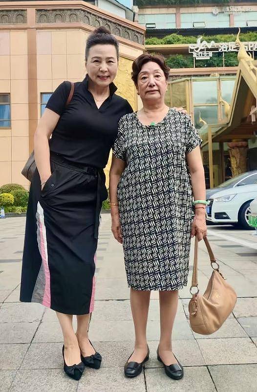韩红78岁母亲雍西去世,早年丧夫后再婚,遗憾未看到女儿结婚(组图) - 21