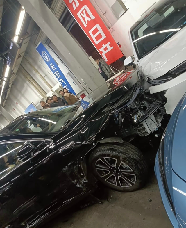 华为问界M7车展中失控爆冲，中国网友狠酸（组图） - 1