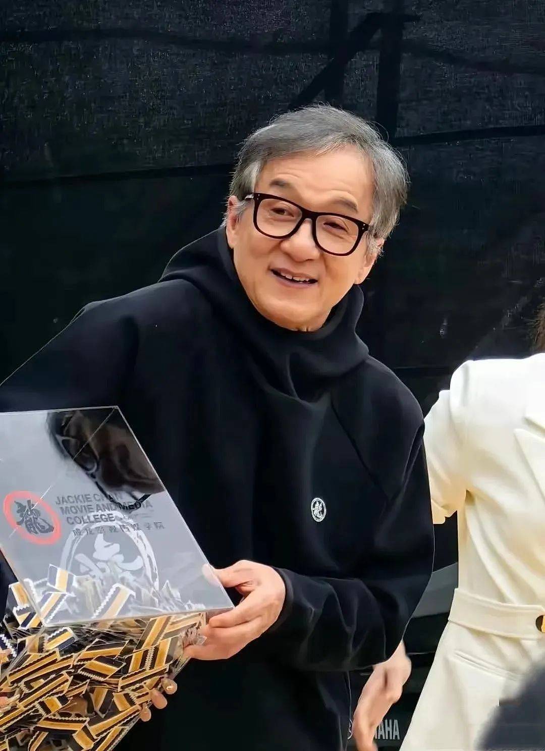 成龙大哥搂美女合影庆生，白发胡子抢镜素颜状态真实，71岁仍然意气风发（组图） - 5