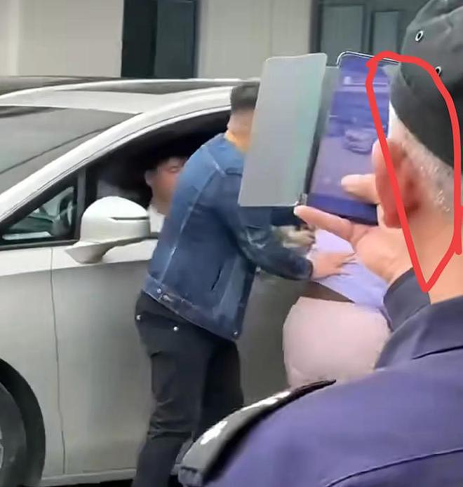 叶童被狂热粉丝扯下车，两个彪形大汉没拦住，保安在旁看戏拍视频（组图） - 10