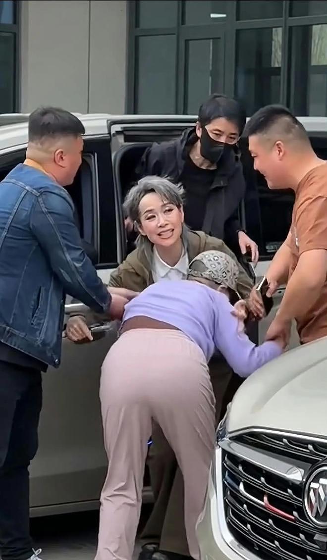叶童被狂热粉丝扯下车，两个彪形大汉没拦住，保安在旁看戏拍视频（组图） - 4