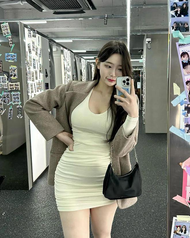 【美女】1米74美女网红,身材超正颜值高,小蛮腰大长腿(组图) - 19