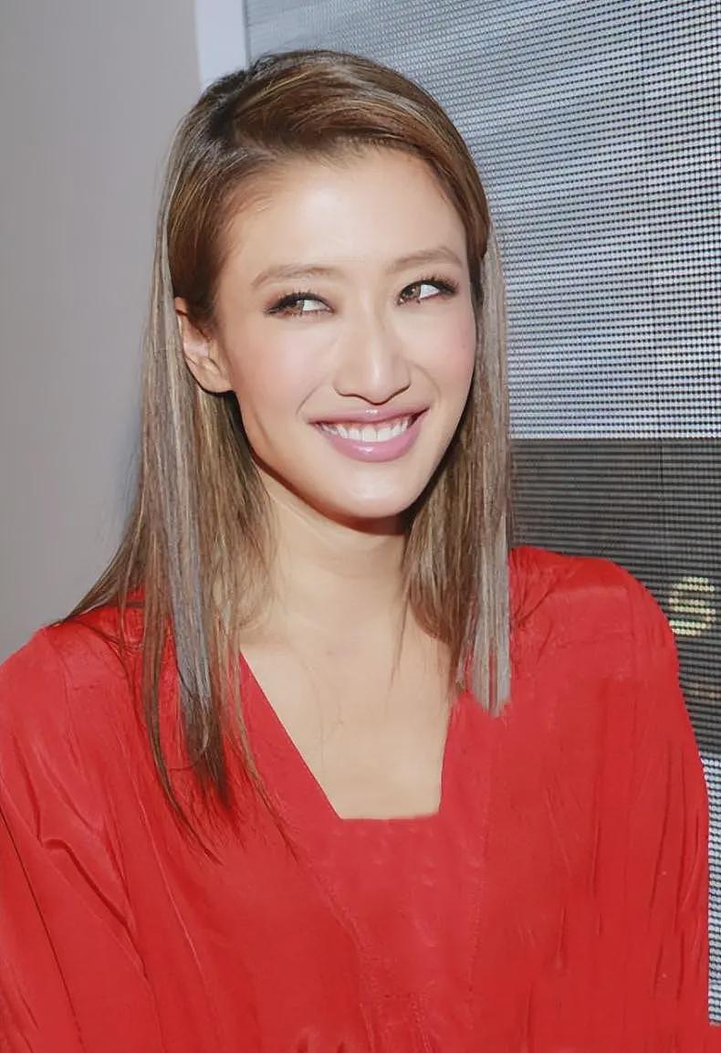 风流程度不输谢贤,曾一年换七个男友,未婚生女,如今42岁无人敢娶(组图) - 25