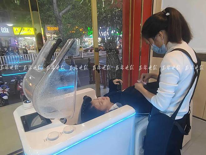 “AI洗头”的风吹到多地!顾客:“对症下痒”能力有限,已有重庆人试过了(组图) - 1