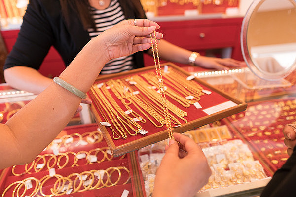 中国金价涨破千元大关！男子卖出9年金项链“净赚3万元”（组图） - 2
