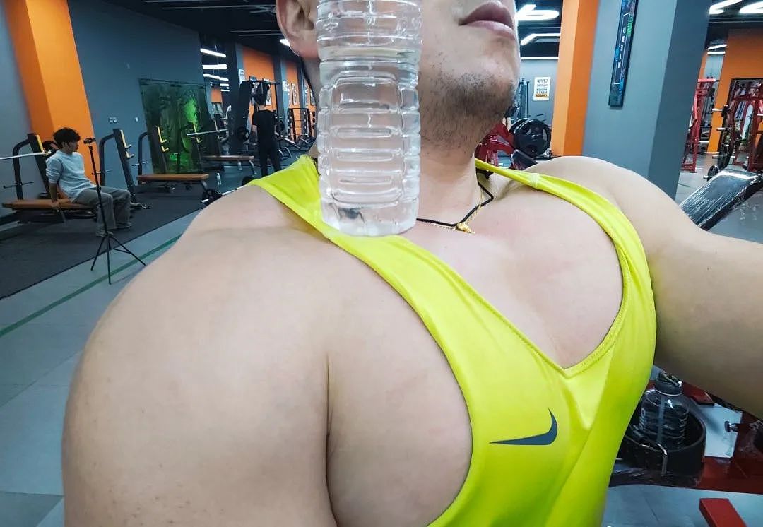【帅哥】39岁山东健身网红，拉丝南瓜肩粗壮手臂，这E杯胸肌难怪爱穿背心，单手握不住（组图） - 1
