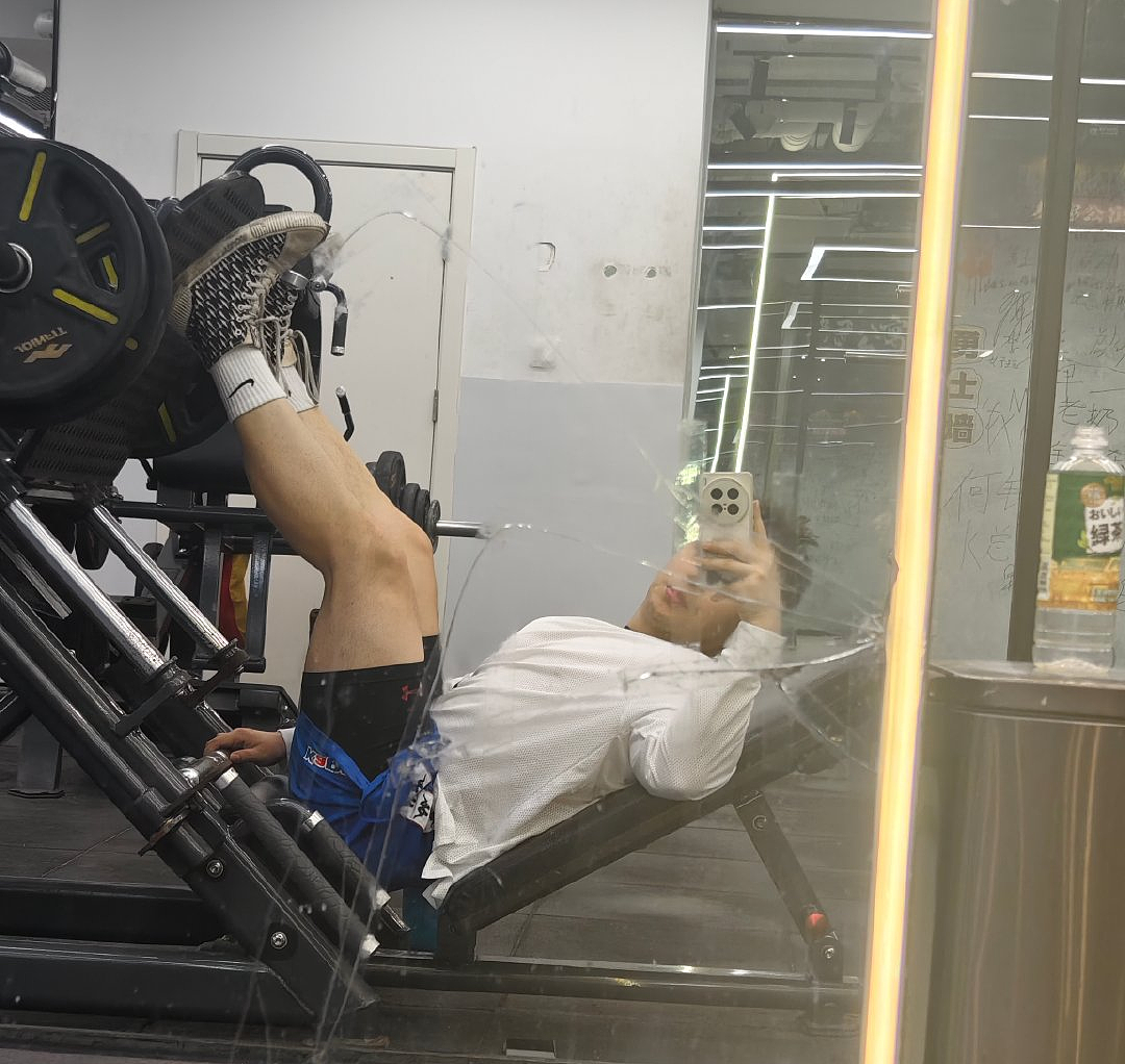 【帅哥】39岁山东健身网红，拉丝南瓜肩粗壮手臂，这E杯胸肌难怪爱穿背心，单手握不住（组图） - 8