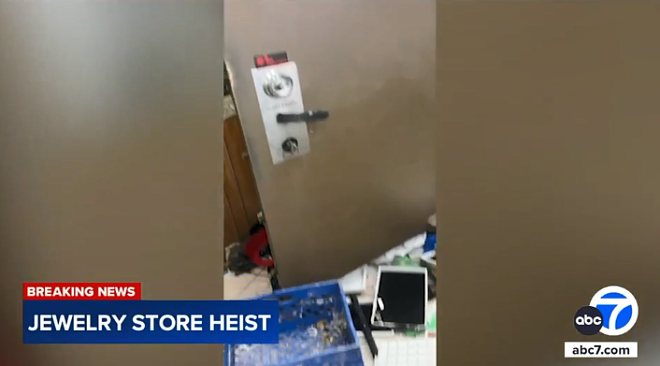 窃贼挖隧道闯入LA珠宝店!盗走$2000万黄金珠宝(图) - 1
