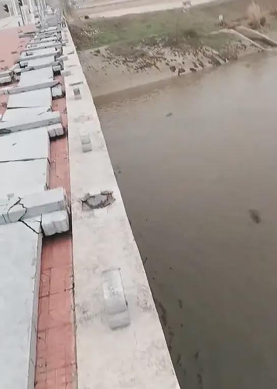 曝某地桥上石栏被大风“肢解”，堪称现代豆腐渣工程！验收是怎么通过的...（组图） - 7