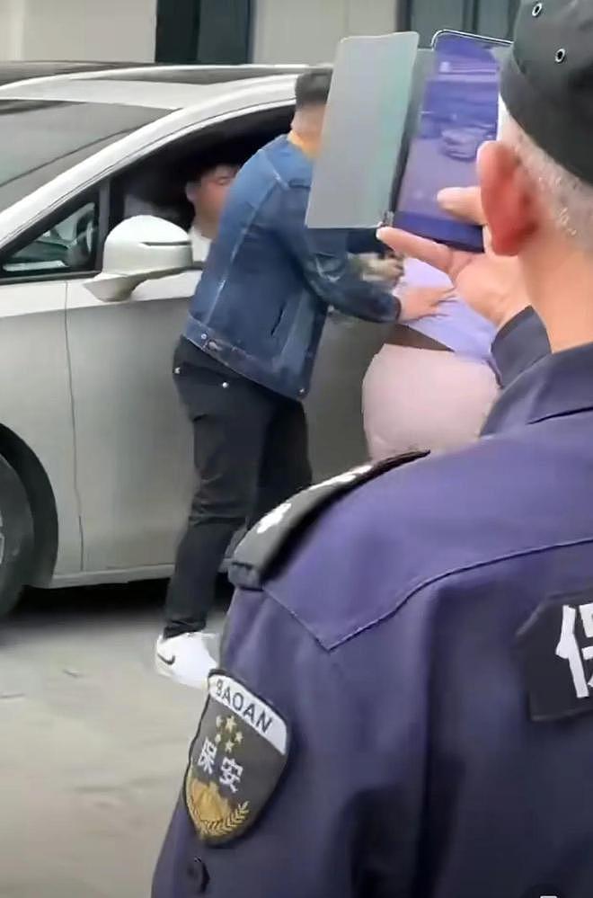 叶童被狂热粉丝扯下车，两个彪形大汉没拦住，保安在旁看戏拍视频（组图） - 7