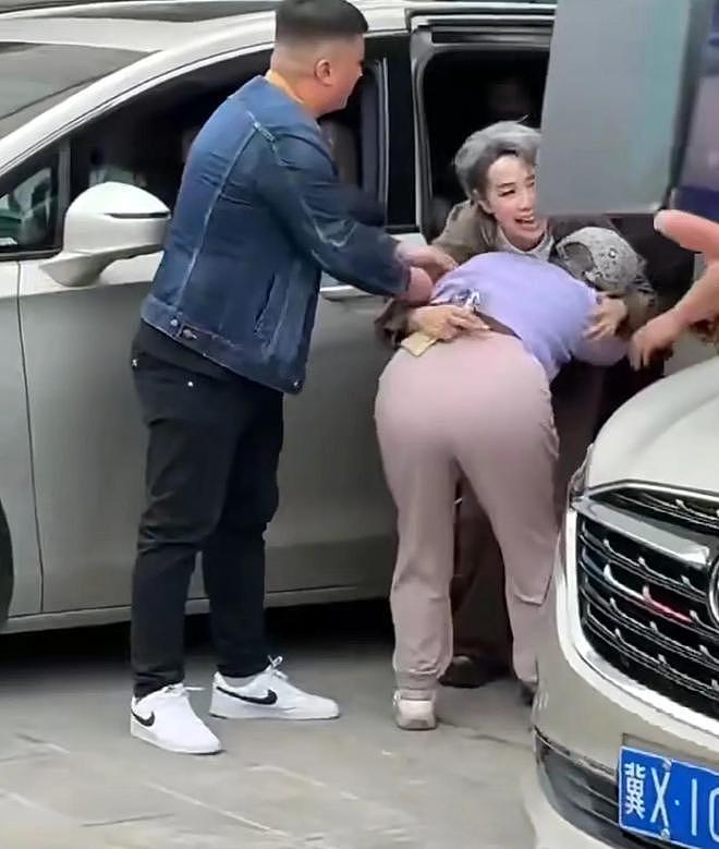 叶童被狂热粉丝扯下车，两个彪形大汉没拦住，保安在旁看戏拍视频（组图） - 3