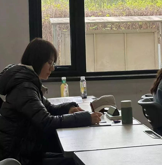 袁泉素颜现身中戏上课,细节被赞人美心善(组图) - 4