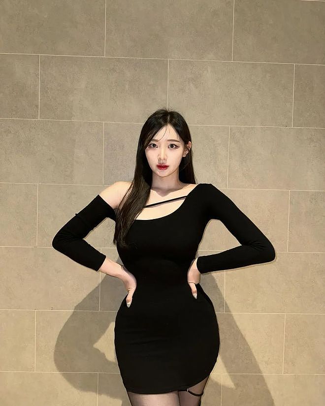 【美女】1米74美女网红,身材超正颜值高,小蛮腰大长腿(组图) - 14