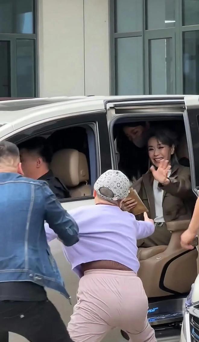 叶童被狂热粉丝扯下车，两个彪形大汉没拦住，保安在旁看戏拍视频（组图） - 6