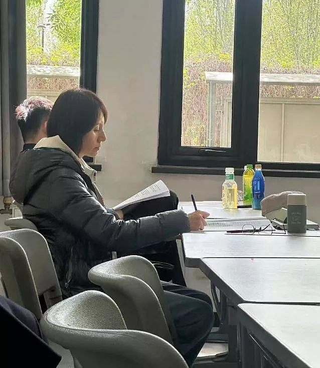 袁泉素颜现身中戏上课,细节被赞人美心善(组图) - 5