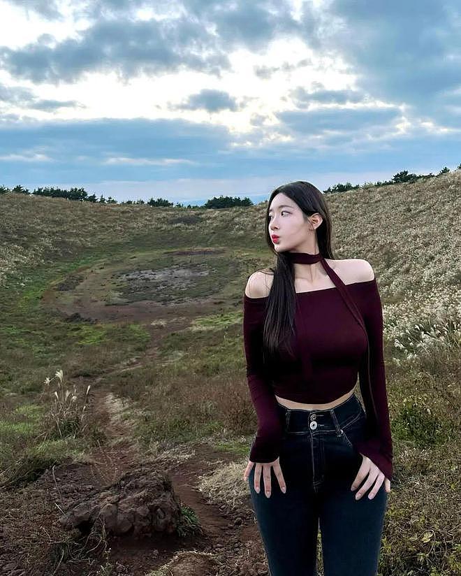 【美女】1米74美女网红,身材超正颜值高,小蛮腰大长腿(组图) - 23