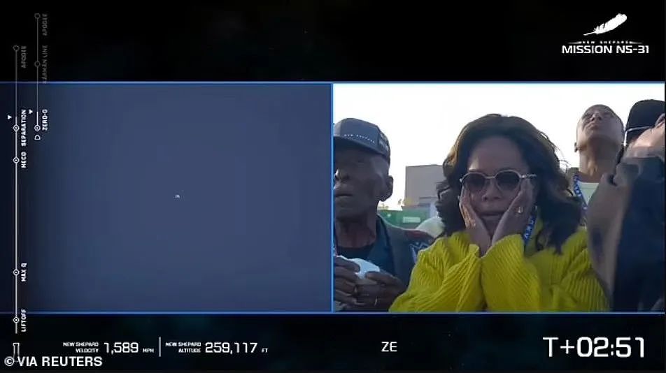 贝佐斯让他老婆和5名女性一起上太空！下来接妻心切，还摔了一跤... 还能这么宠（组图） - 23