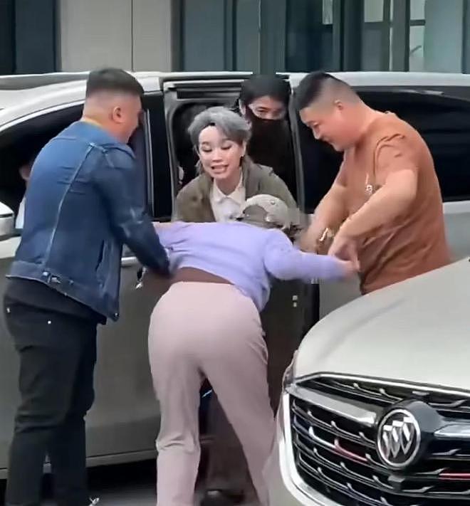 叶童被狂热粉丝扯下车，两个彪形大汉没拦住，保安在旁看戏拍视频（组图） - 2
