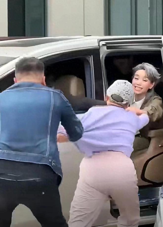叶童被狂热粉丝扯下车，两个彪形大汉没拦住，保安在旁看戏拍视频（组图） - 1