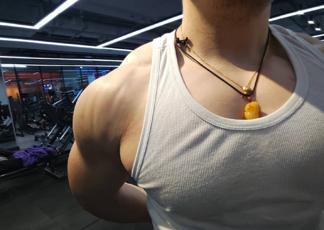 【帅哥】39岁山东健身网红，拉丝南瓜肩粗壮手臂，这E杯胸肌难怪爱穿背心，单手握不住（组图） - 3