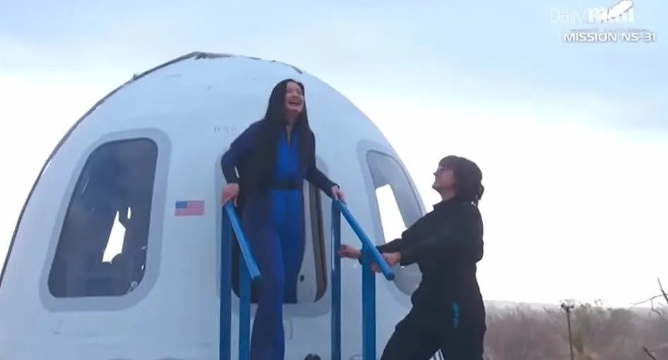 贝佐斯让他老婆和5名女性一起上太空！下来接妻心切，还摔了一跤... 还能这么宠（组图） - 18