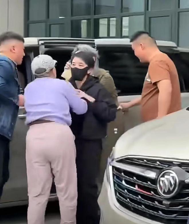 叶童被狂热粉丝扯下车，两个彪形大汉没拦住，保安在旁看戏拍视频（组图） - 5