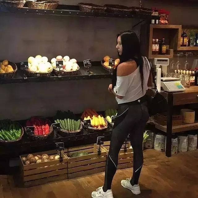 【美女】她被网友盛赞为“亚洲第一美臀”:38岁的年龄,18岁的身体(组图) - 19
