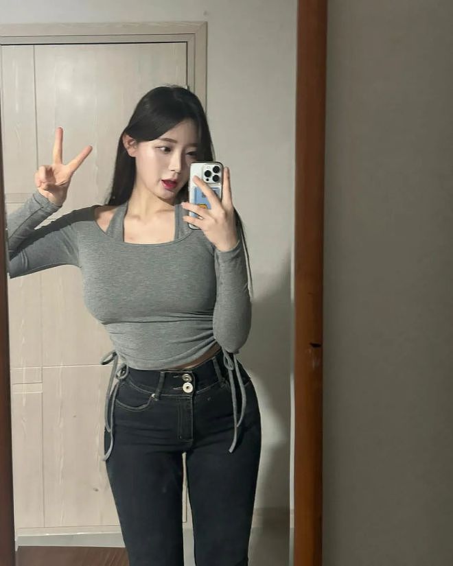 【美女】1米74美女网红,身材超正颜值高,小蛮腰大长腿(组图) - 24