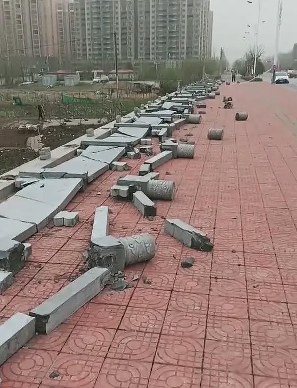 曝某地桥上石栏被大风“肢解”，堪称现代豆腐渣工程！验收是怎么通过的...（组图） - 6
