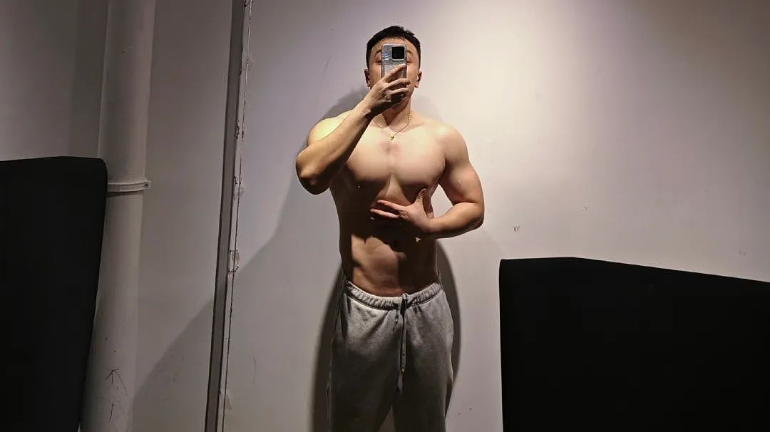 【帅哥】39岁山东健身网红，拉丝南瓜肩粗壮手臂，这E杯胸肌难怪爱穿背心，单手握不住（组图） - 14