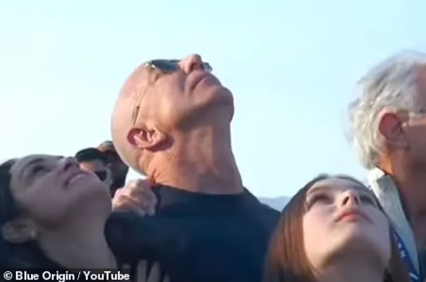 贝佐斯让他老婆和5名女性一起上太空！下来接妻心切，还摔了一跤... 还能这么宠（组图） - 22