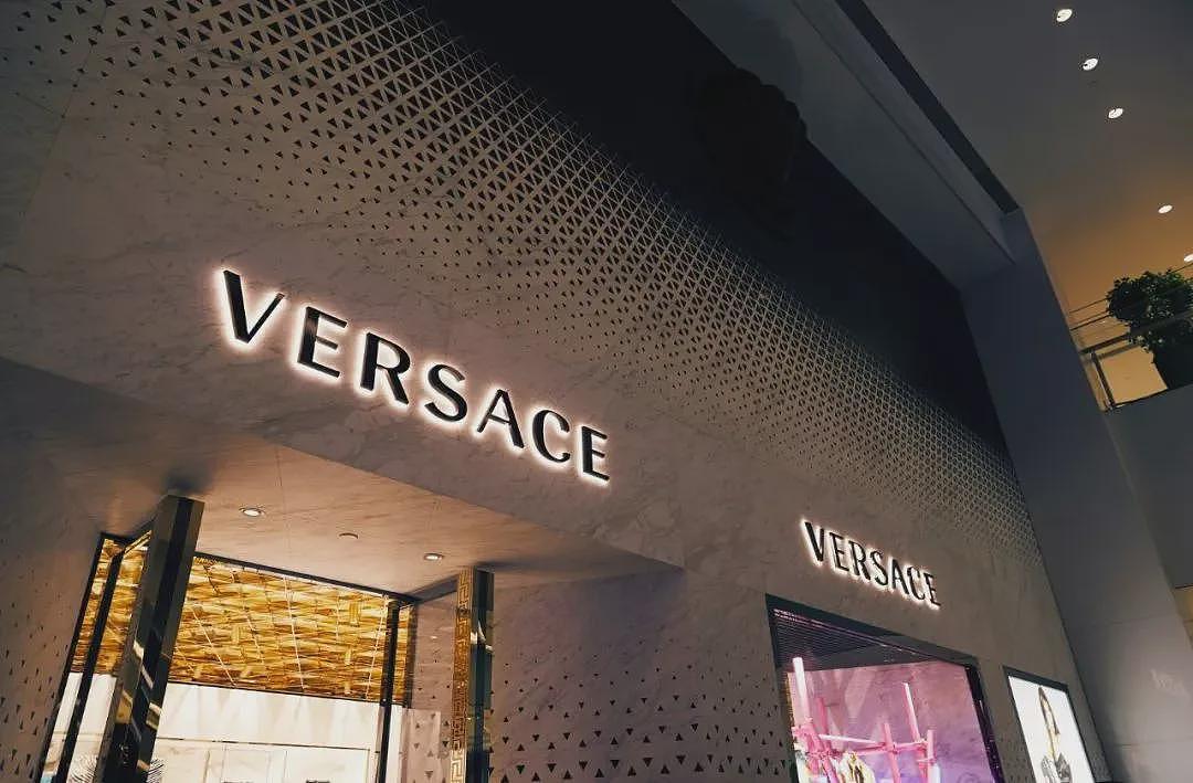 Prada豪掷13.75亿美元收购Versace 全币支付引爆时尚圈（组图） - 1
