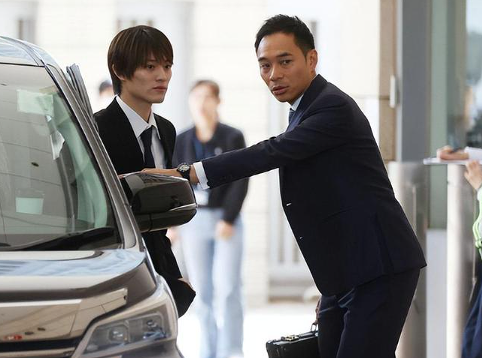日本男星涉非礼中国女翻译案开庭，含泪否认犯罪，掩面痛哭身体颤抖（组图） - 3