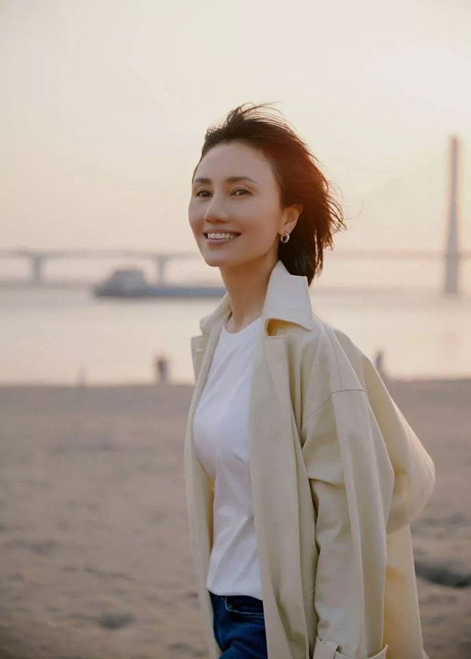 袁泉素颜现身中戏上课,细节被赞人美心善(组图) - 12