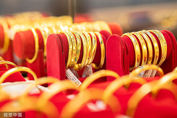 中国金价涨破千元大关！男子卖出9年金项链“净赚3万元”（组图） - 1