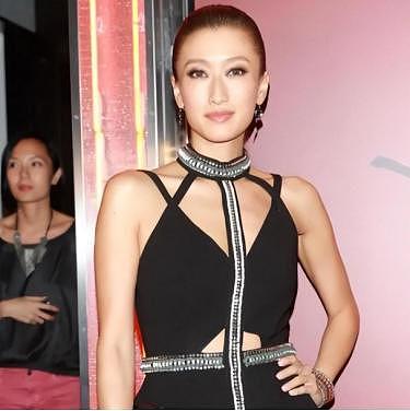 风流程度不输谢贤,曾一年换七个男友,未婚生女,如今42岁无人敢娶(组图) - 1