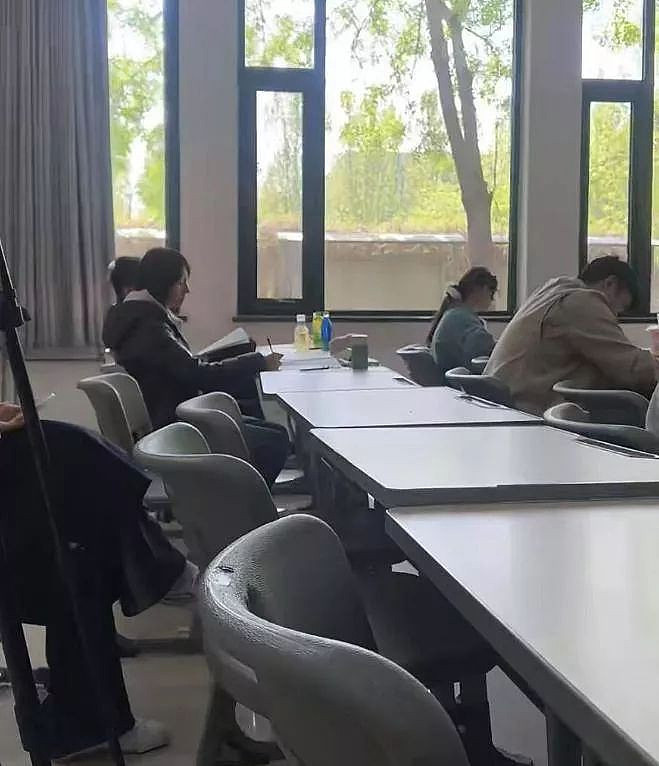袁泉素颜现身中戏上课,细节被赞人美心善(组图) - 7