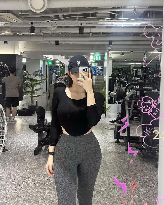 【美女】1米74美女网红,身材超正颜值高,小蛮腰大长腿(组图) - 33