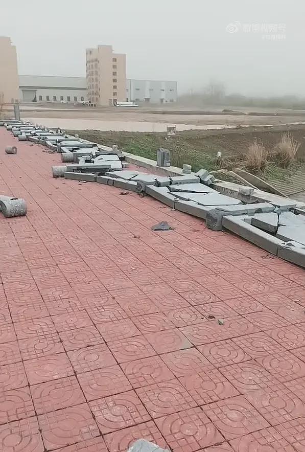 曝某地桥上石栏被大风“肢解”，堪称现代豆腐渣工程！验收是怎么通过的...（组图） - 4