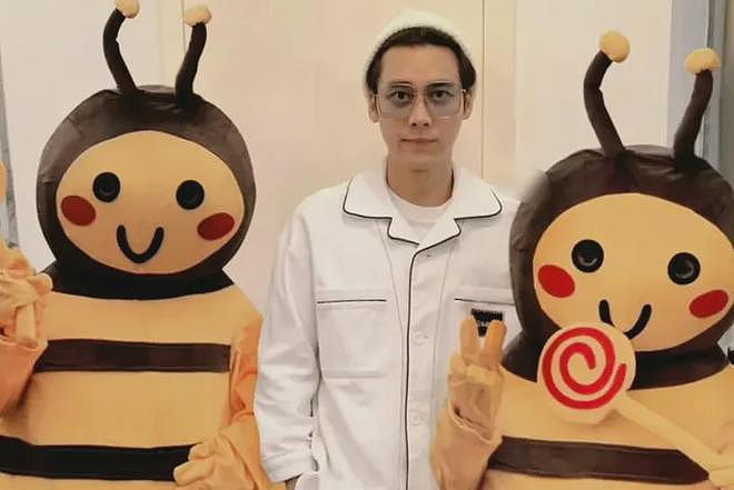 李易峰吃相太难看?海外巡演收钱合影,一件短袖300多,狂割韭菜(组图) - 18