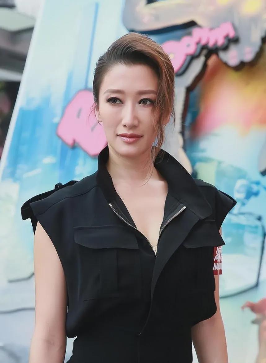 风流程度不输谢贤,曾一年换七个男友,未婚生女,如今42岁无人敢娶(组图) - 27