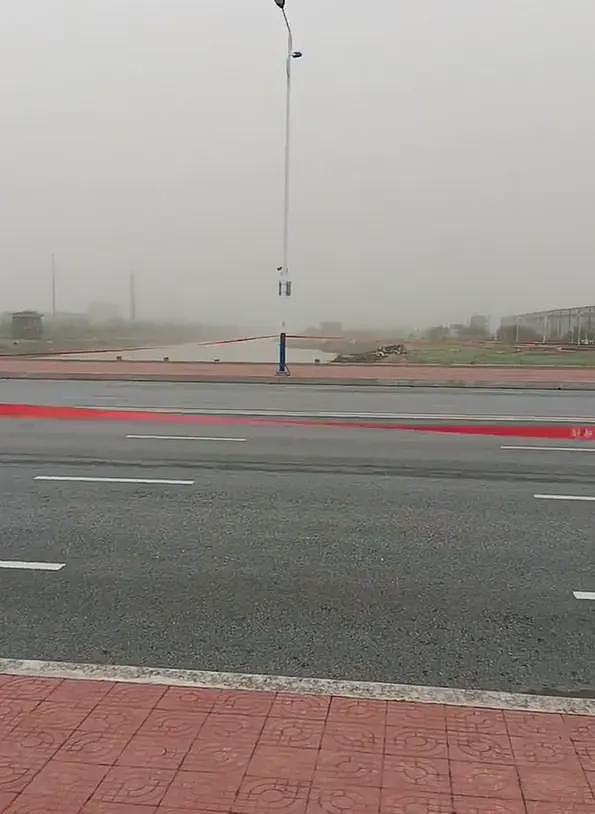 曝某地桥上石栏被大风“肢解”，堪称现代豆腐渣工程！验收是怎么通过的...（组图） - 3