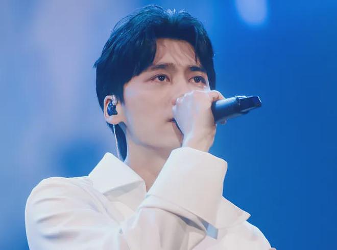 李易峰吃相太难看?海外巡演收钱合影,一件短袖300多,狂割韭菜(组图) - 1